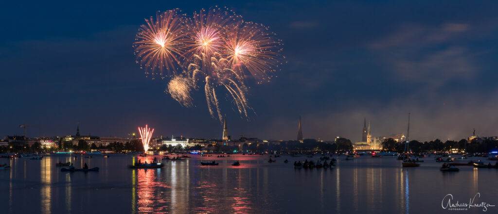 Feuerwerk auf der Hamburger Außenalster zum Kirschblütenfest