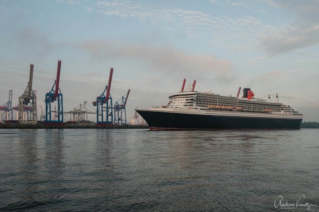 Queen Mary 2 in Hamburg