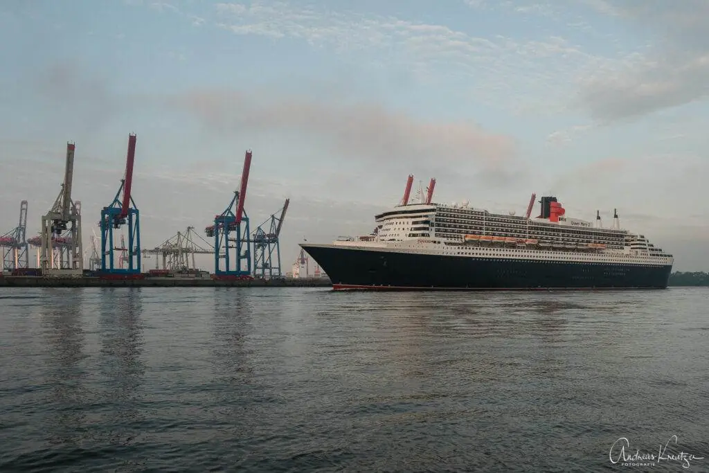 Queen Mary 2 in Hamburg