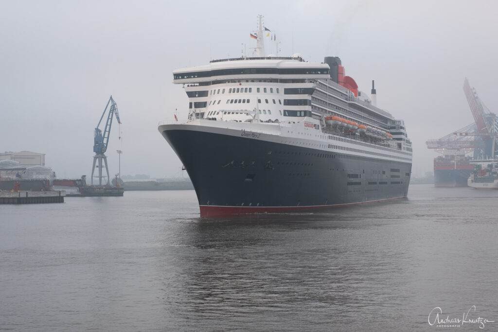 Queen Mary 2 morgens in Hamburg