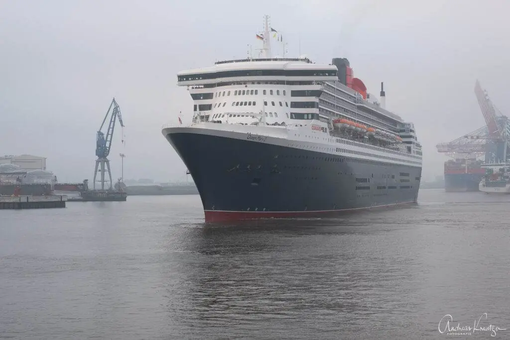 Queen Mary 2 morgens in Hamburg