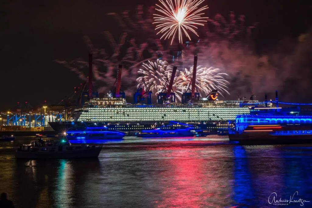 Taufe der Mein Schiff 1  am Hamburger Burchardkai mit Feuerwerk beim 829. Hafengeburtsag