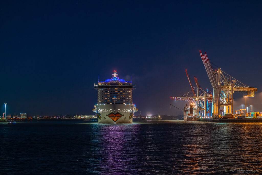 AIDAcosma am 19.03.22 in Hamburg