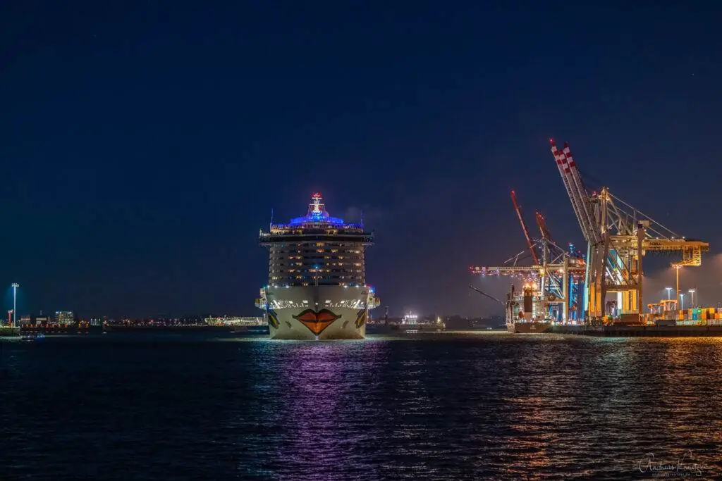 AIDAcosma am 19.03.22 in Hamburg