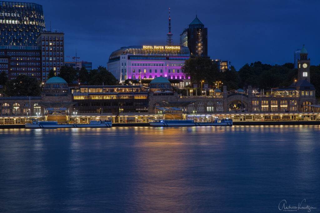 Blick von Steinwerder auf die Landungsbrücken