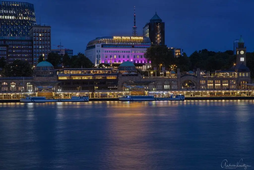 Blick von Steinwerder auf die Landungsbrücken