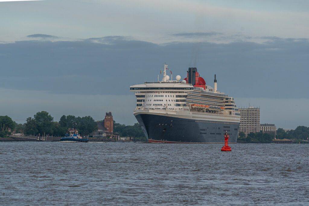 Queen Mary 2 in Hamburg