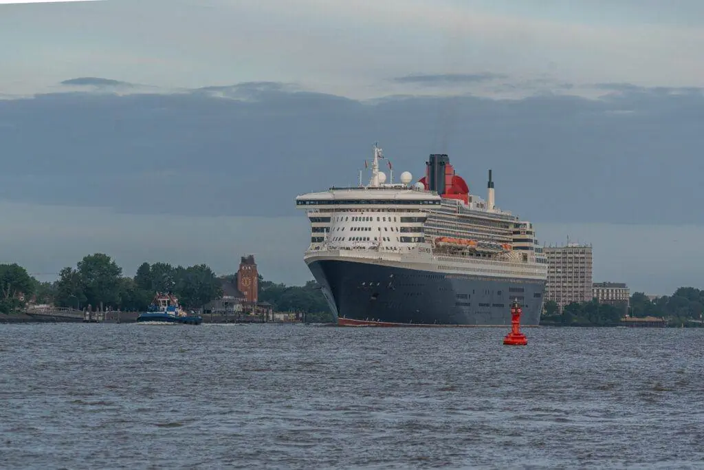 Queen Mary 2 in Hamburg
