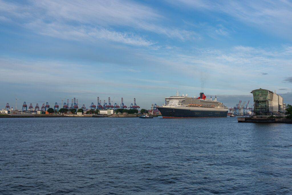 Queen Mary 2 in Hamburg