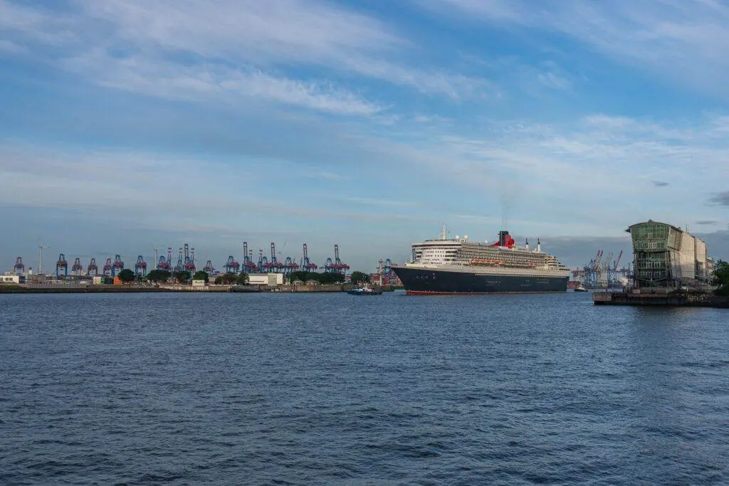 Queen Mary 2 in Hamburg