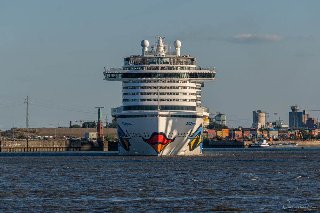 AIDAprima in Hamburg