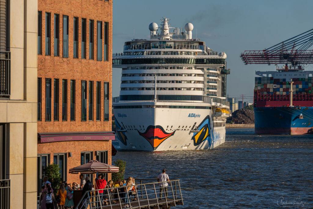 AIDAprima in Hamburg