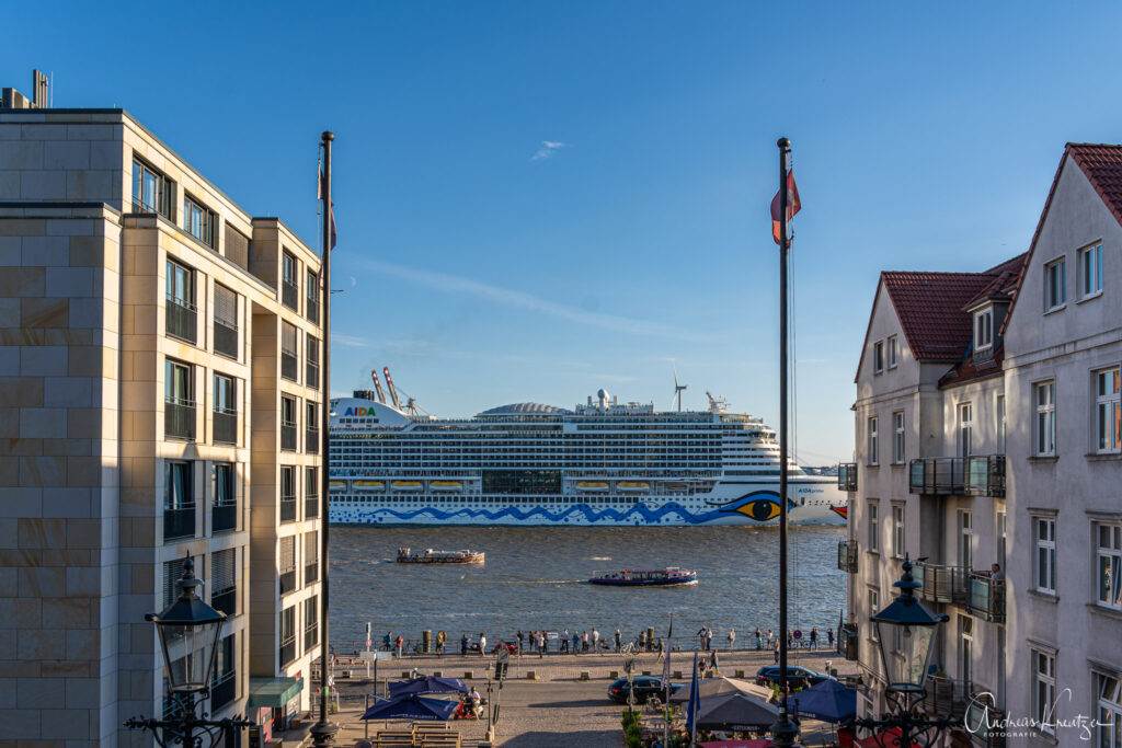 AIDAprima in Hamburg