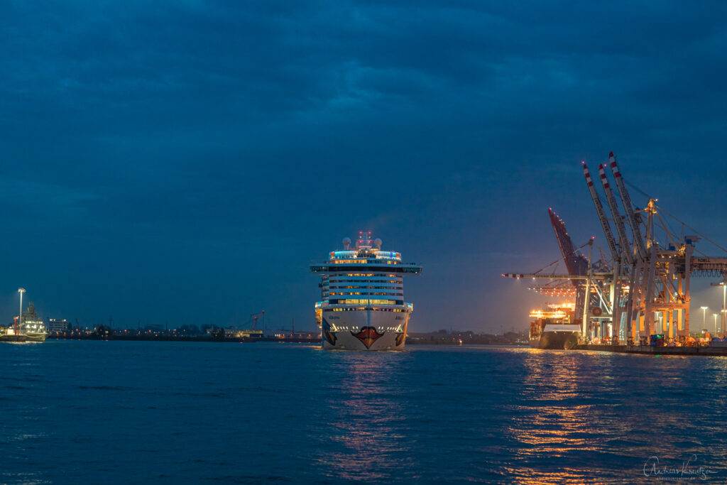 AIDAprima in Hamburg