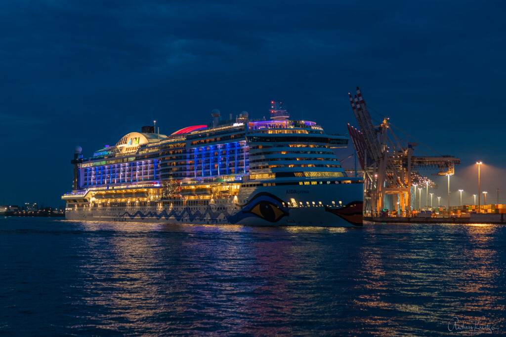 AIDAprima in Hamburg