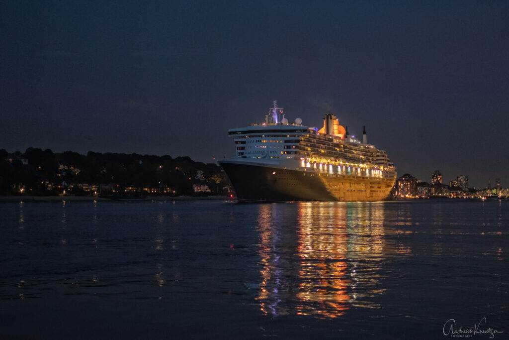Queen Mary 2 abends in Hamburg