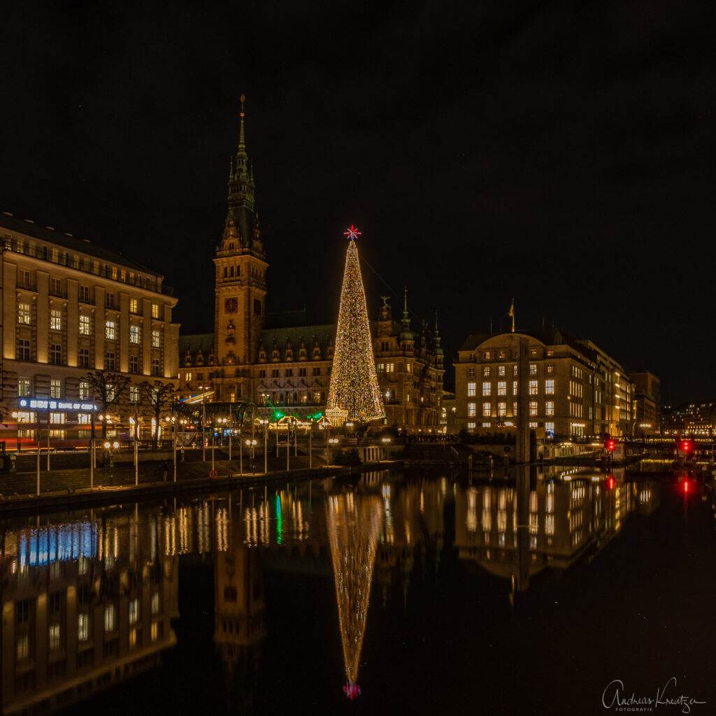 Hamburger Rathaus mit Weihnachtsmarkt