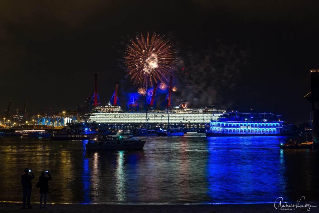 Taufe der Mein Schiff 1  am Hamburger Burchardkai mit Feuerwerk beim 829. Hafengeburtsag