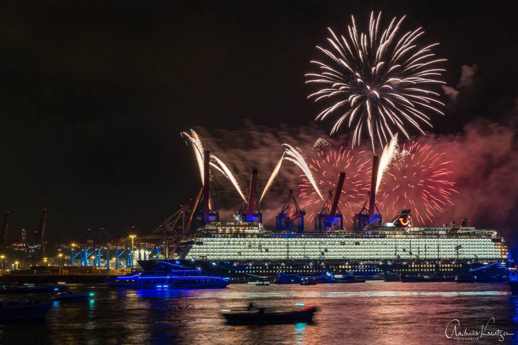 Taufe der Mein Schiff 1  am Hamburger Burchardkai mit Feuerwerk beim 829. Hafengeburtsag