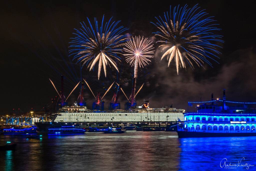 Taufe der Mein Schiff 1  am Hamburger Burchardkai mit Feuerwerk beim 829. Hafengeburtsag