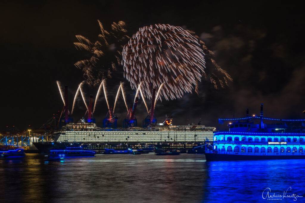 Taufe der Mein Schiff 1  am Hamburger Burchardkai mit Feuerwerk beim 829. Hafengeburtsag