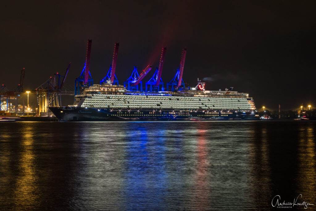 Taufe der Mein Schiff 1  am Hamburger Burchardkai mit Feuerwerk beim 829. Hafengeburtsag