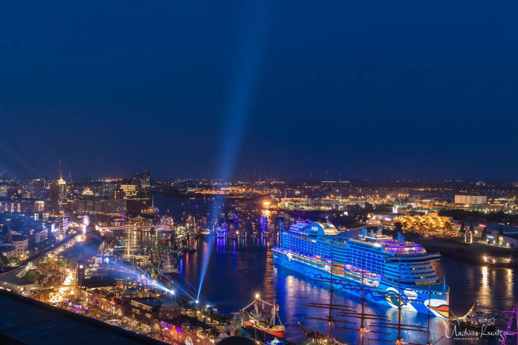 AIDA Feuerwerk zum 829. Hafengengeburtstag in Hamburg