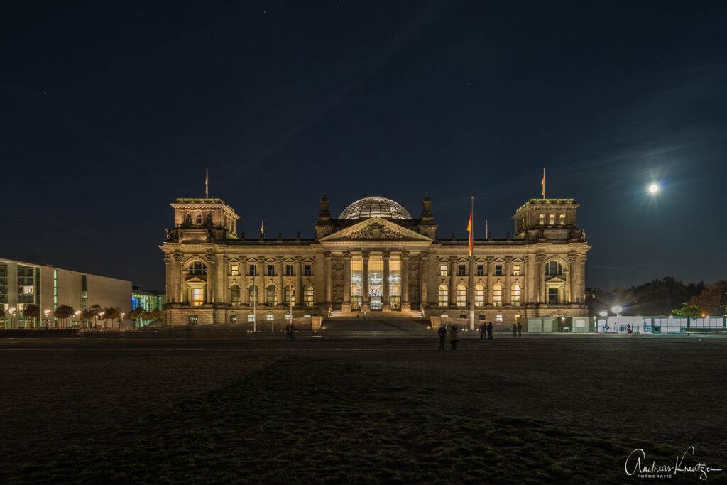Reichstag in Berlin zur blauen Stunde