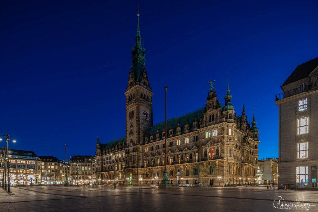 Hamburger Rathaus zur blauen Stunde