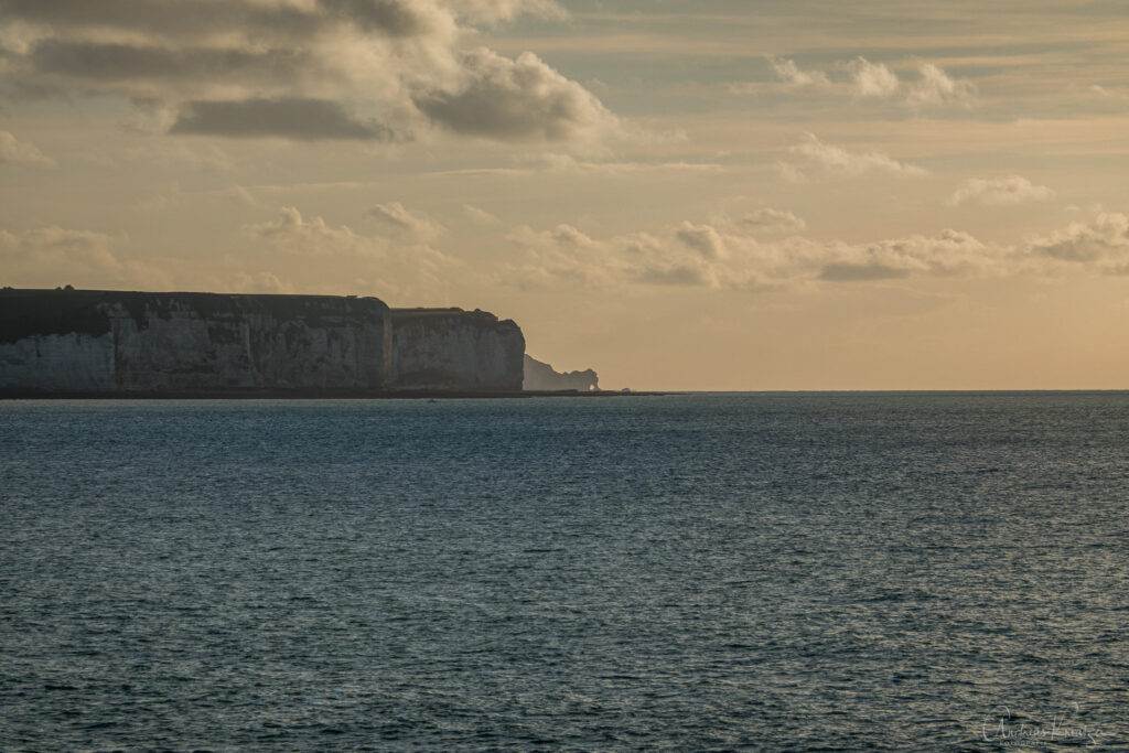Blick zu den Klippen von Etretat