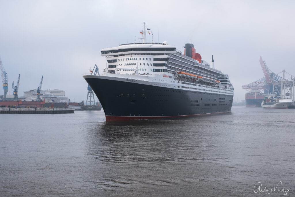 Queen Mary 2 am 27.5.18 in Hamburg