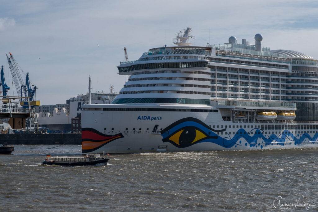 AIDAperla bei der Drehung im Hamburger Holzhafen