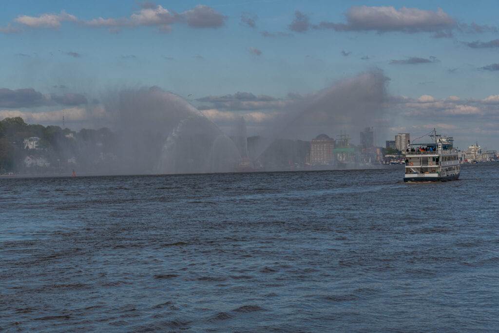 Auslaufparade vom 834. Hafengeburstag