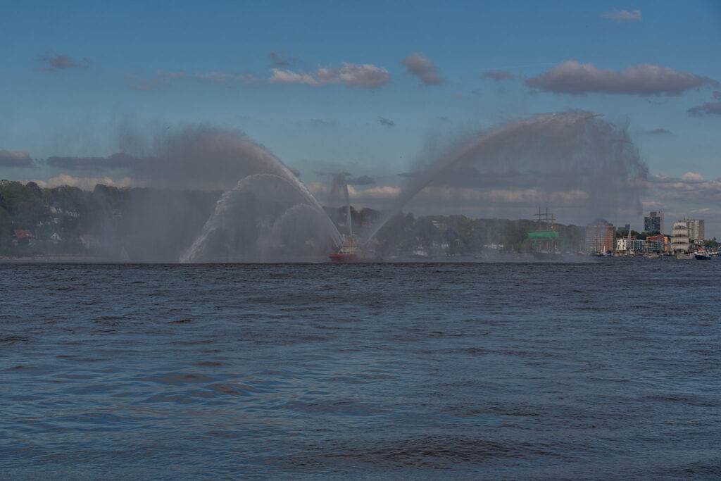 Auslaufparade vom 834. Hafengeburstag