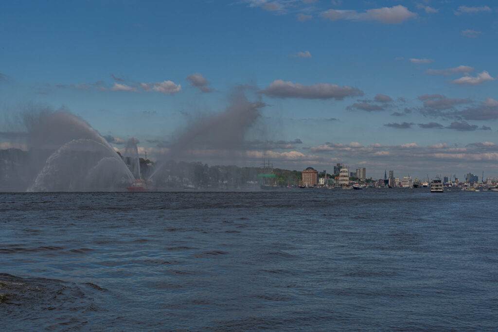 Auslaufparade vom 834. Hafengeburstag