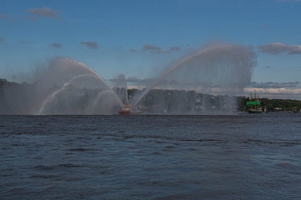 Auslaufparade vom 834. Hafengeburstag