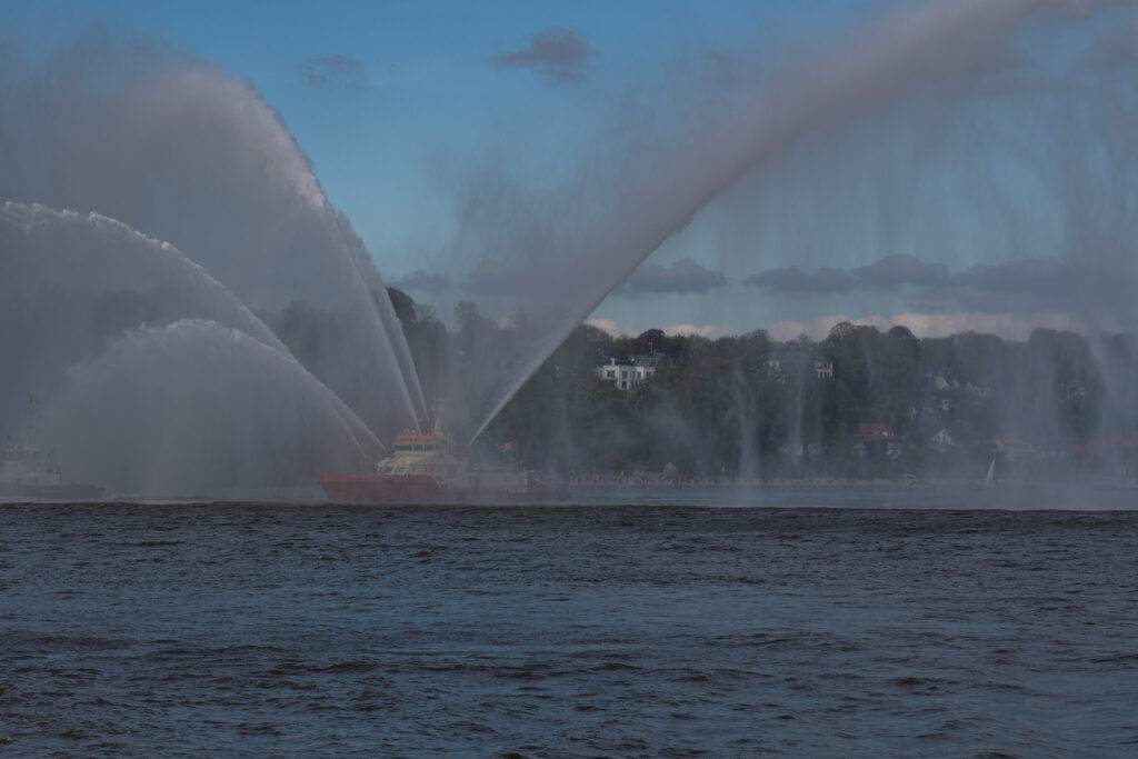 Auslaufparade vom 834. Hafengeburstag