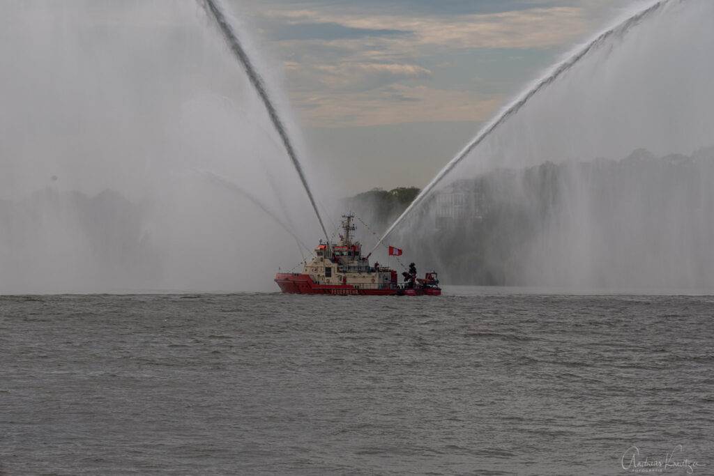 Auslaufparade vom 834. Hafengeburstag