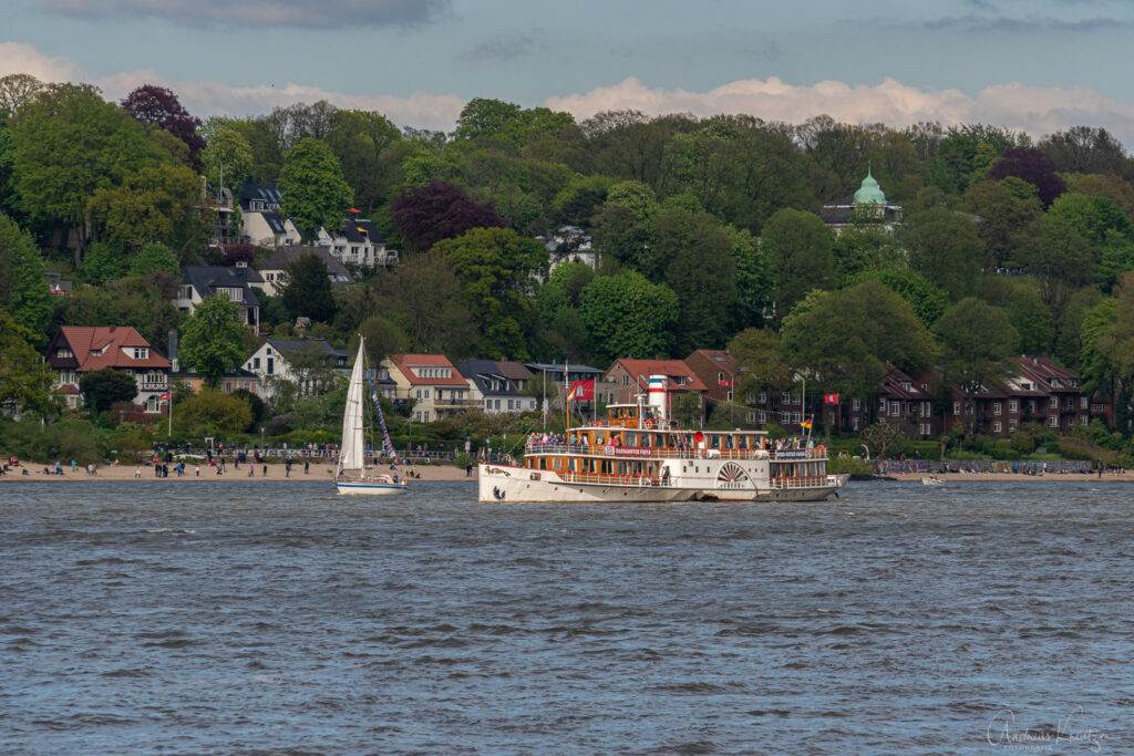 Auslaufparade vom 834. Hafengeburstag