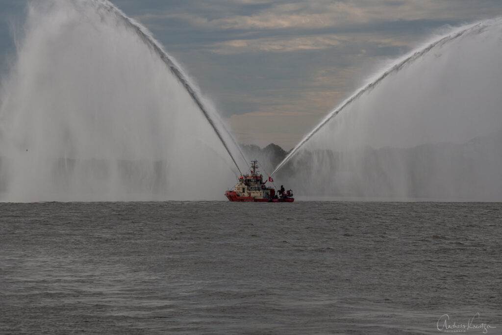 Auslaufparade vom 834. Hafengeburstag