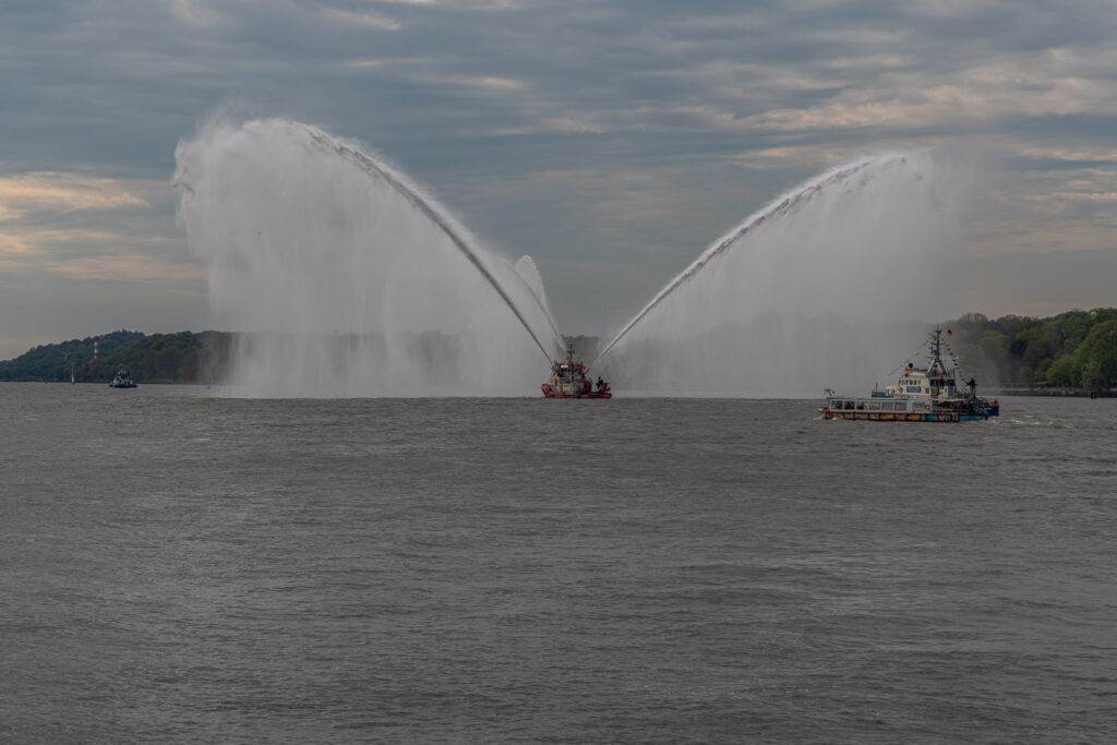 Auslaufparade vom 834. Hafengeburstag