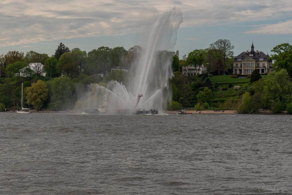 Auslaufparade vom 834. Hafengeburstag