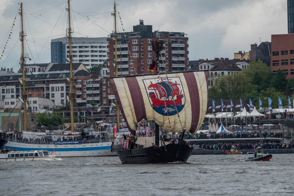 Einlaufparade zum 830. Hafengeburtstag