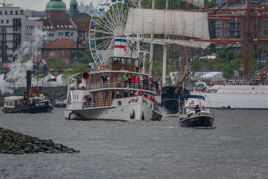 Einlaufparade zum 830. Hafengeburtstag