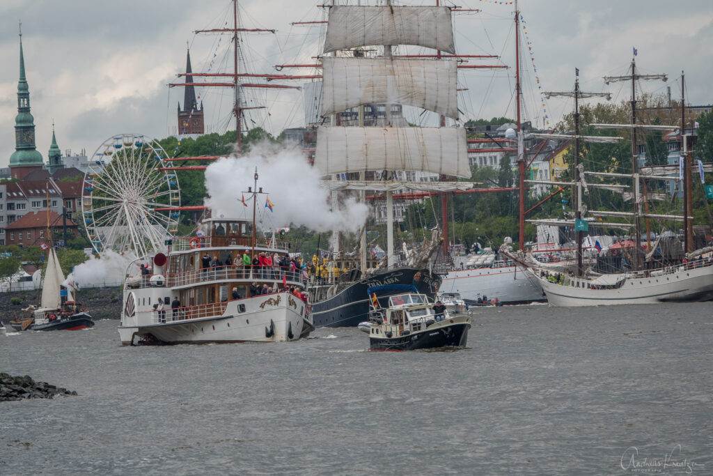 Einlaufparade zum 830. Hafengeburtstag