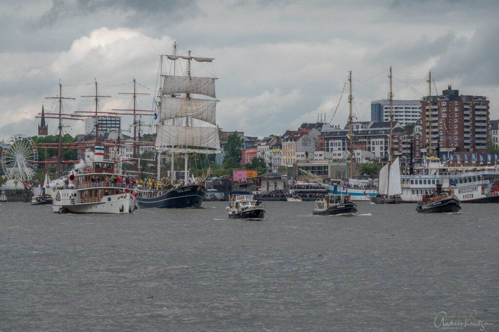 Einlaufparade zum 830. Hafengeburtstag