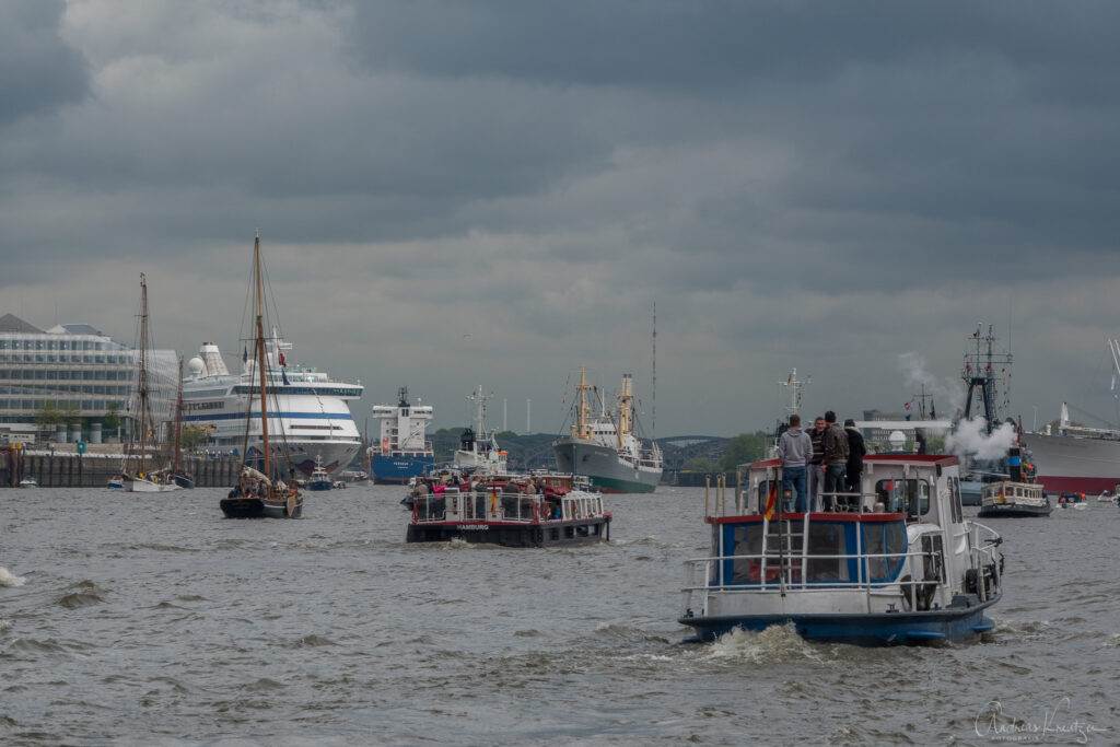 Einlaufparade zum 830. Hafengeburtstag