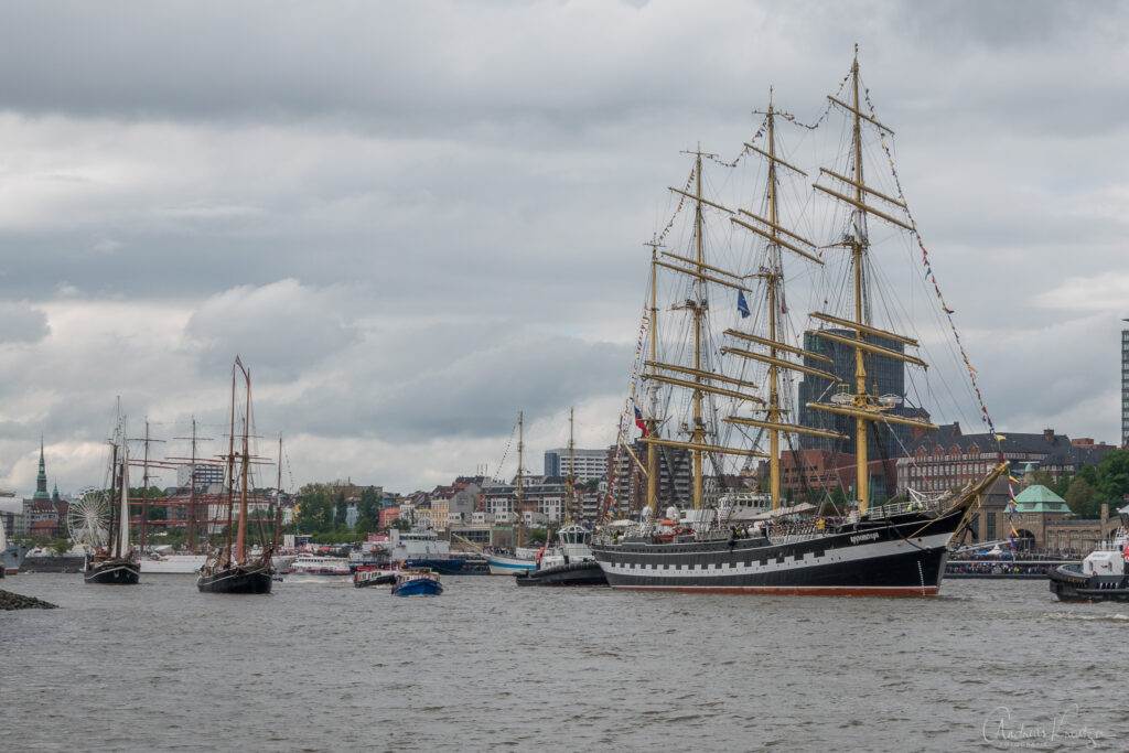 Einlaufparade zum 830. Hafengeburtstag