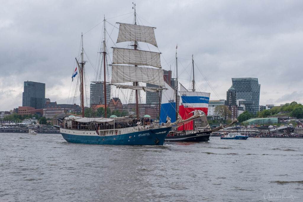 Einlaufparade zum 830. Hafengeburtstag