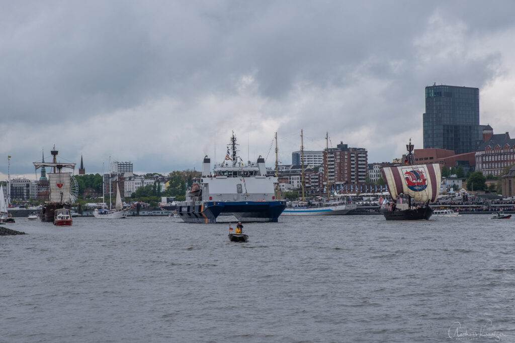 Einlaufparade zum 830. Hafengeburtstag